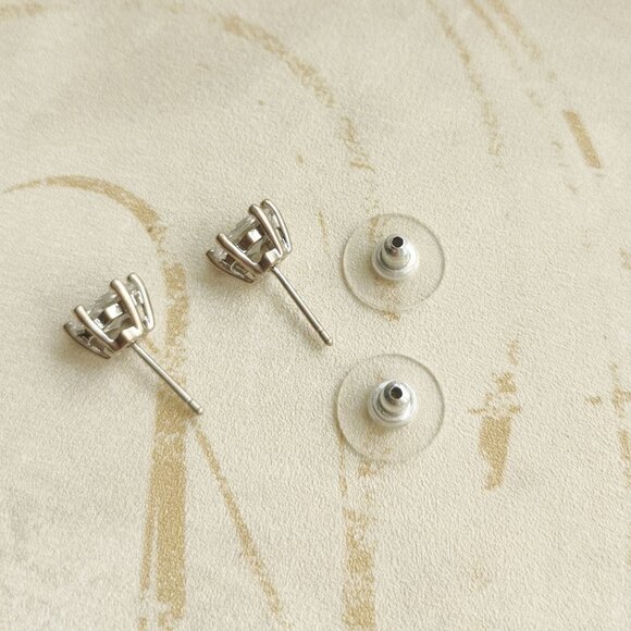 Kendra Scott Cailin Silver White Crystal Stud Earrings 🎉 - Picture 4 of 4